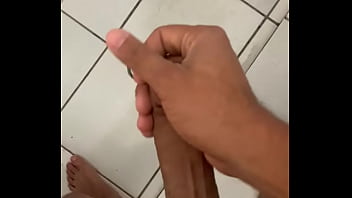 Preview 1 of Kieran Doctor - Punheta gostosa durante o banho