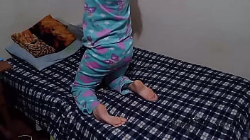 Preview 1 of Vak Goy - mi linda vecina en pijamasme deja ver su ropa interior y follarla antes que nos descubran,  estamos solos en casa y  aproveche para follarla