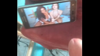 Preview 4 of Big Tit Mom Bra - Batendo punheta assistindo desafio da punheta guiada da Gween Black e da folgosa