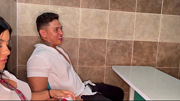Preview 1 of Nude Su Novia - Milf cachonda en un trio hardcore - CAMILO HENAO