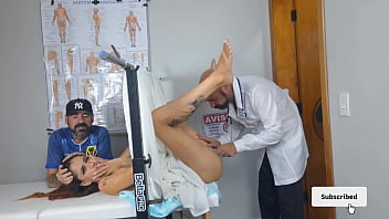 Preview 1 of Huge Anal Dildo Ridind - Trai&ccedil_&atilde_o ginecologista mete na esposa do corno sem ele saber!