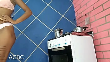 Preview 3 of Grup Lesbo - Foda na cozinha acaba em gozadinha na bunda - anal teen - Nicoli Fox