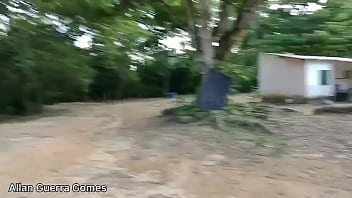 Preview 2 of Braces Milf - Lutador de MMA Allan Guerra Gomes  apresenta de Dunga branca Caminhando na trilha e remando de Standup na praia que &eacute_ um para&iacute_so na terra