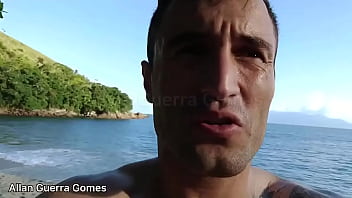 Preview 3 of Braces Milf - Lutador de MMA Allan Guerra Gomes  apresenta de Dunga branca Caminhando na trilha e remando de Standup na praia que &eacute_ um para&iacute_so na terra