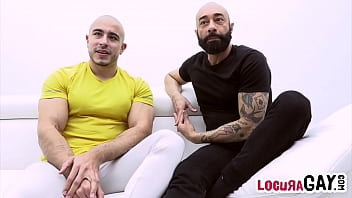 Preview 1 of Wife Does Lesbian - LocuraGay - Maduro Gianni Maggio domina a musculoso Alan Vicenzo