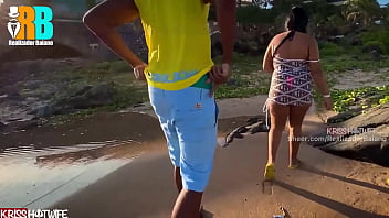 Preview 1 of Explicite Art Pissing - Realizador Baiano,  brazillian bull  exibicionismo pelas ruas e praias de salvador com Kriss Hotwife menage. Cuckold filmando esposa namorando com neg&atilde_o dotado . Horny Wife dating a BBC on the beach,  Threesome amateur