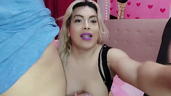 Preview 4 of Indian Sexi - T&iacute_o hace debutar a su sobrino pero se sorprende al ver una chica TRANS.