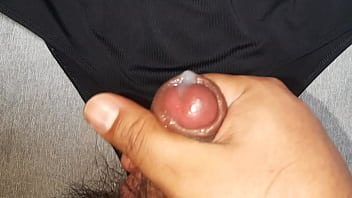 Preview 3 of Mom Seduce Own Son - Me corr&iacute_ sobre los panties negros favoritos de mi mejor amiga