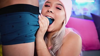 Preview 4 of Cock In Smiling - Sexy blonde seduces her stepbrother&#039_s cock to satisfy her fans