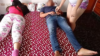 Preview 1 of Virgin Girls Kissing - La cornuda de mi esposa descansa mientras me follo a su mejor amiga hasta terminarle dentro,  estubo tan rico que casi nos pilla la llene toda por dentro