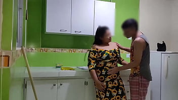 Preview 2 of Unan Ki Moti K Sath Sexx - Consolando a mi madrastra por que esta muy triste su esposo le fui infiel le ayudo a que se desquite conmigo termino follandomela en la cocina