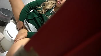 Preview 1 of 3x Sex Pk Com - putita colegiala descubierta dede&aacute_ndose en el ba&ntilde_o de la escuela y termina cogiendo rico con su maestro. VOL #1