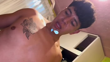 Preview 3 of English Porn Films - Pobre,  no lo dejan jugar en paz haha