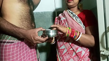 Preview 1 of Dog Xxxe - ससुर बहू से बोले पीठ पर तेल लगा दो,  फिर गेट पर ही चोद दिया ! अश्लील पोर्न हिंदी में