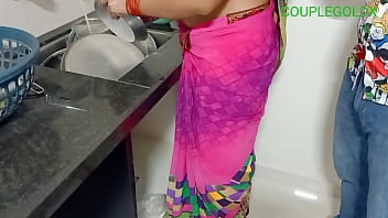 Preview 1 of Anti Xx - बरतन धो रही हैं अंदर मत जाओ मुझे पानी पीना है लेकिन मरवा लेती है