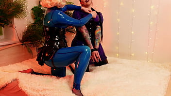 Preview 1 of Paula Ii - latex rubber sex backstage - amateur video - lesbian sex- Fetish Pin Up Arya Grander and model Dredda Dark