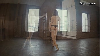 Preview 1 of Assisti Vdeo De Jeki Estripador - Rita Pervorazova is a definition of best flexible gymnast