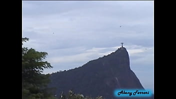 Preview 4 of Oops Upblouse - Mostrando a Buceta e o Bumbum nas Ruas do Rio de Janeiro