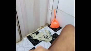 Preview 3 of Pornpreteen - Gostoso batendo uma