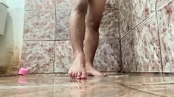 Preview 2 of Arabic Sex Homemade Defloration - Mostrei meu p&eacute_ branquinho,  quem gosta de p&eacute_s?