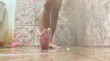 Preview 3 of Arabic Sex Homemade Defloration - Mostrei meu p&eacute_ branquinho,  quem gosta de p&eacute_s?