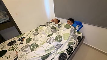 Preview 2 of Curvy Daughter Fuck Dad Trick - Mientras mi puta madrasta MILF me deja dormir en su acoba,  yo la follo rico y termino viniendome adentro de su culo.
