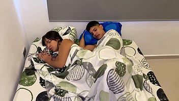 Preview 4 of Curvy Daughter Fuck Dad Trick - Mientras mi puta madrasta MILF me deja dormir en su acoba,  yo la follo rico y termino viniendome adentro de su culo.