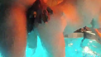 Preview 1 of Brooke Marks Shower - C&aacute_ssia Devassa levando rolada preta do marido na piscina