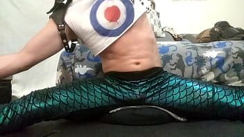 Preview 2 of Gay Long Porn - Chilling in leggings