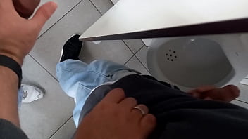 Preview 2 of Bfvideos Com - PEGA&Ccedil_&Atilde_O ENTRE MACHOS NO BANHEIRO DO METRO - 001