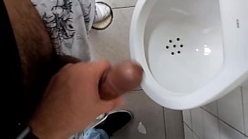 Preview 1 of Bfvideos Com - PEGA&Ccedil_&Atilde_O ENTRE MACHOS NO BANHEIRO DO METRO - 001