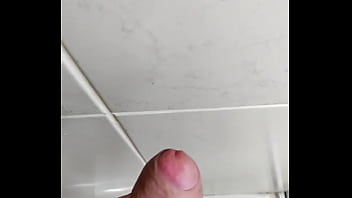 Preview 2 of Amateur Teen Slut Gangbang - Gozada no banheiro