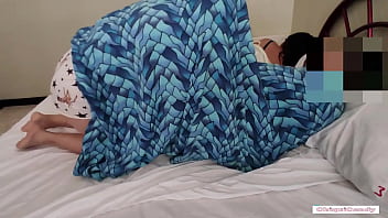 Preview 1 of 50 Yas Porno - la hermanastra de mi esposa entra a mi cuarto y quiere follar conmigo,  no le importa que mi esposa este en la misma cama descansando,  PARTE 1 / ChiquiCandy / AbneyZimmer / LeandroZimmer