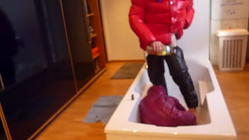 Preview 2 of 18sal No Ladki Onlysexmovies - plan pisse dans le baignoire