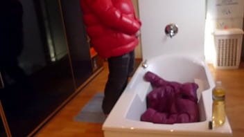 Preview 1 of 18sal No Ladki Onlysexmovies - plan pisse dans le baignoire