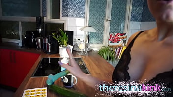 Preview 1 of Momfull Movie Xnxx Boob - RIESIGE GURKE FICK!!! Lass uns versaut werden,  in der K&uuml_che!