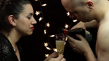 Preview 1 of Pakistani Aunt Xnxx Video - A toast for the New Year to cum!