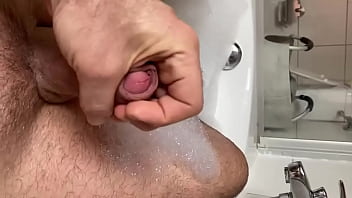 Preview 3 of Extra Small Squirt - Kaum in der Wanne und schon wieder geil