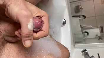 Preview 4 of Extra Small Squirt - Kaum in der Wanne und schon wieder geil