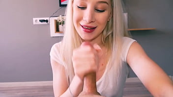 Preview 3 of Ixxx Six Video Ss - Chica rubia de dieci hace una mamada a su compa&ntilde_ero de cuarto