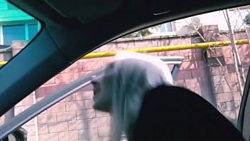 Preview 1 of Mom San Xnxxcom - Chica como Shinaryen haciendo una mamada a un extra&ntilde_o en un auto