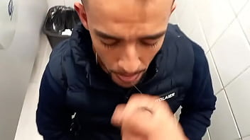 Preview 1 of Gangbag Creampi Pussy - Como tava chovendo,  fiquei fazendo #banheiraosp e tomei meu pr&oacute_prio leite na rola dele