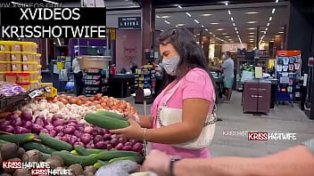 Preview 3 of Hairy Pageant - Kriss Hotwife Sendo Controlada Com Lush Na Buceta Escolhendo Pepino Grande e Grosso Para Fazer Salada Especial Pro Corno