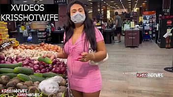 Preview 4 of Hairy Pageant - Kriss Hotwife Sendo Controlada Com Lush Na Buceta Escolhendo Pepino Grande e Grosso Para Fazer Salada Especial Pro Corno