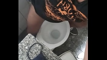 Preview 4 of Cute Amateury Xxx Slut - Estava lavando o rosto no banheiro do metro o cara me fez uma proposta,  cem reais pra comer meu cu - EXCLUSIVOS NO RED