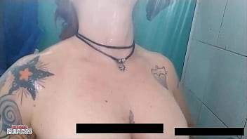 Preview 3 of Xxxxxxwv - Gostosa peituda brincando com os peitos grandes no banho
