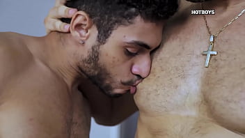 Preview 4 of Bloddy Sex - O salva Vidas gostoso fez striptease pra mim