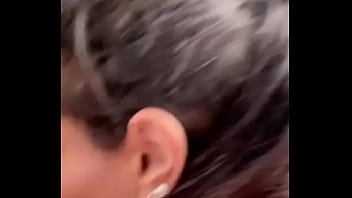 Preview 3 of Hot Aunt Nextdoor Home Alone - Chica recibe oral mientras conduce