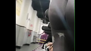 Preview 3 of Vidio Gintip Orag Cina - Se mete el leggins y se sube la playera,  para que le vea como se le marca la tanguita 2