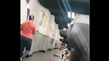 Preview 4 of Vidio Gintip Orag Cina - Se mete el leggins y se sube la playera,  para que le vea como se le marca la tanguita 2